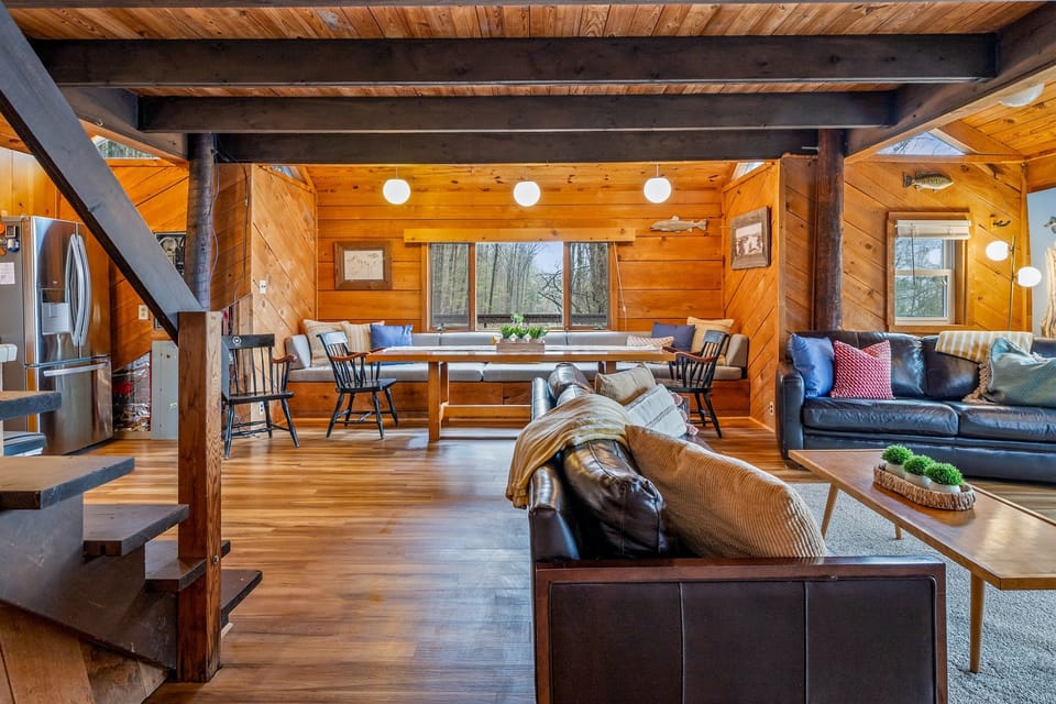Cozy open-concept space with comfy seating and nature views. 🍽️🏞️
