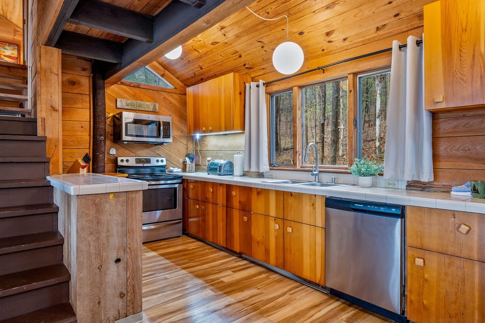 Fully equipped kitchen with rustic charm and natural light. 🍳🌿