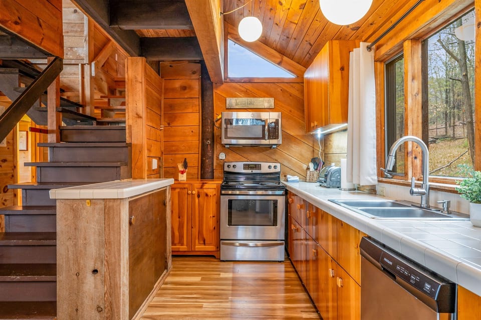 Fully equipped kitchen with rustic charm and natural light. 🍳🌿