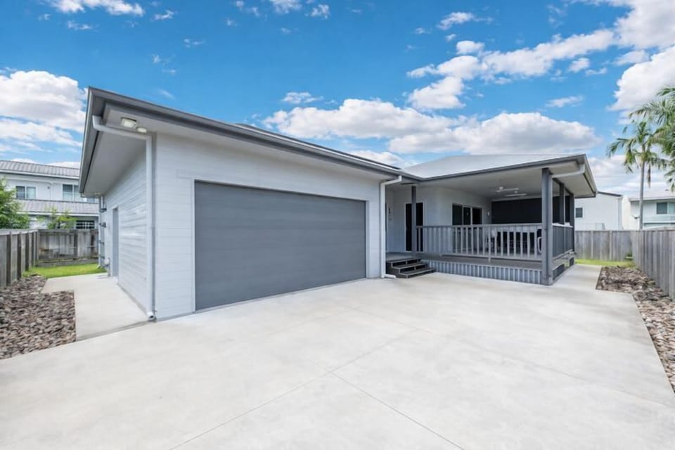 Secure Garage and Driveway Parking Rosslea Holiday Home