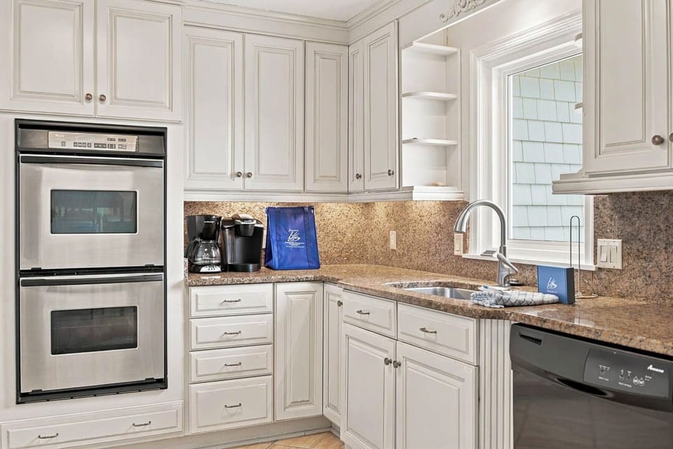 Top-Level Kitchen with Bar (seats 7)