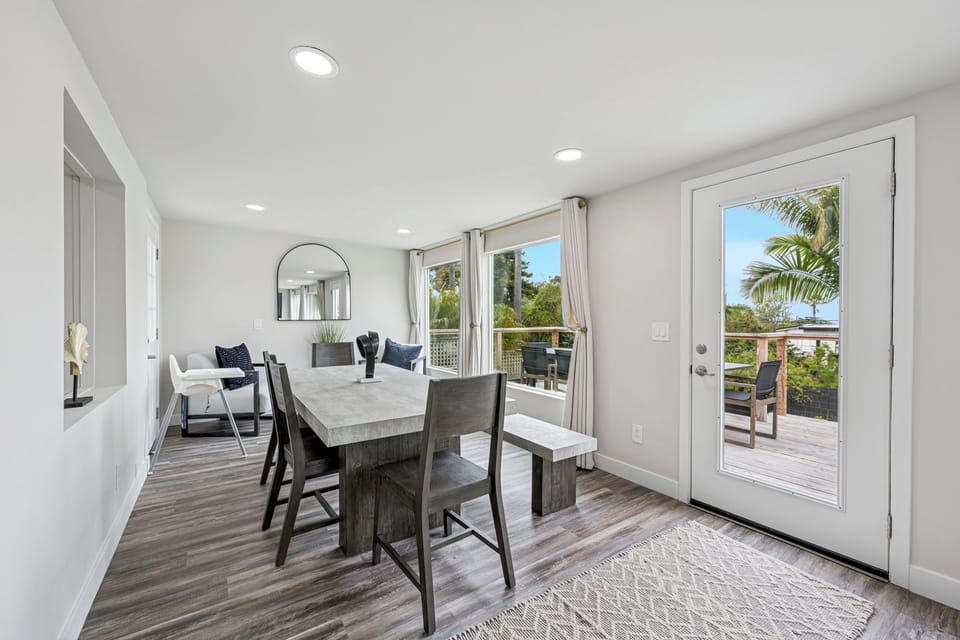 Formal dining room accommodating 6+ guests
