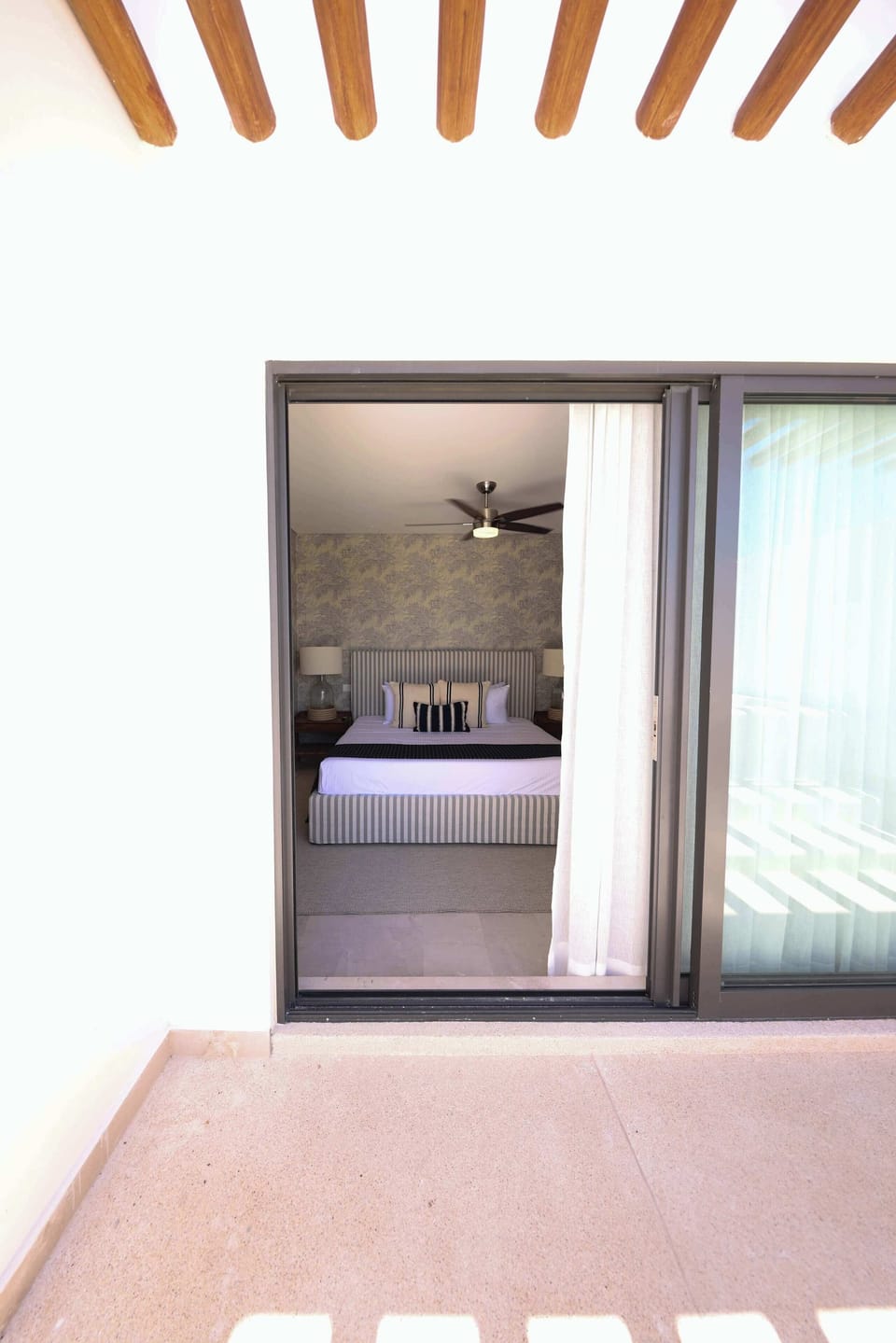 Acceso a la terraza privada desde la habitación 