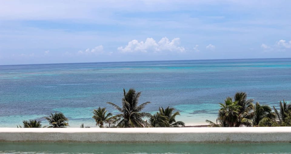 Alberca en rooftop con vista al mar Caribe, disfruta de las vistas panorámicas 