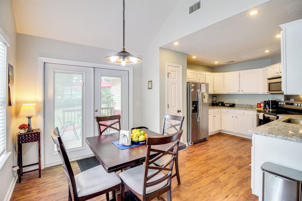 Dining Area | Dishware & Flatware | Central A/C & Heat