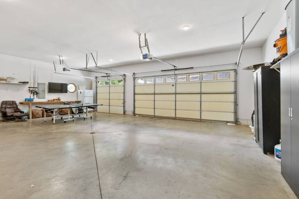 Enjoy friendly ping pong matches in the garage, or use the extra space to comfortably park your cars—versatile and convenient for your stay.