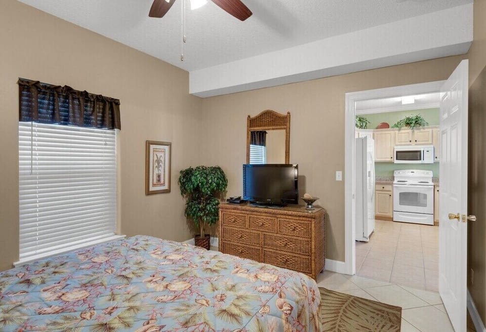 Queen bed in the 2nd bedroom.