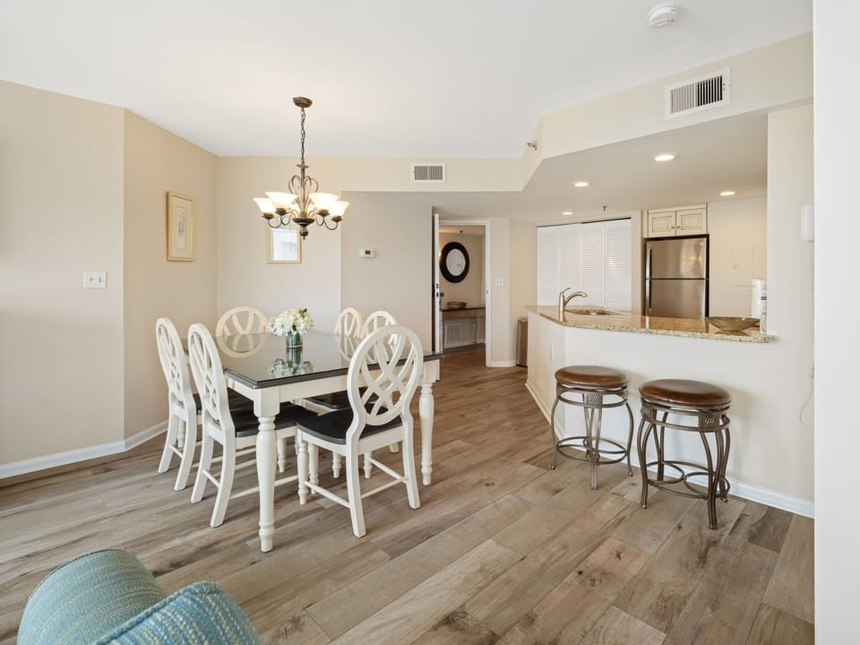 Dining Room seats 6