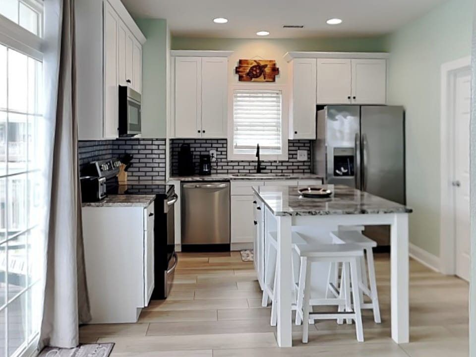 Fully Equipped Kitchen w/Stainless Steel Appliances