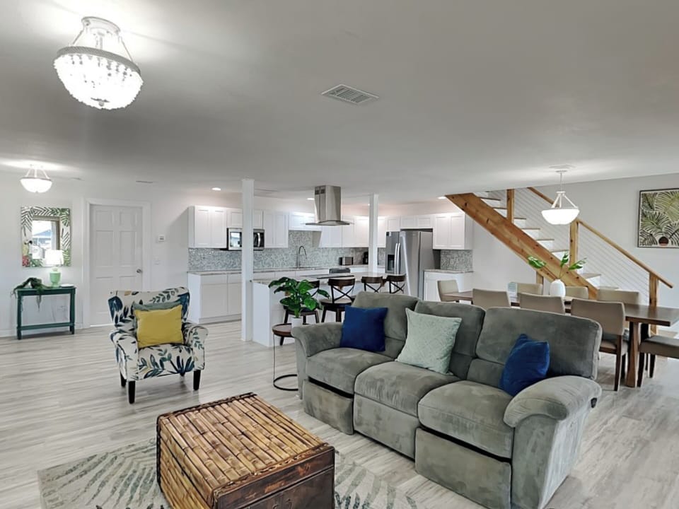 Living Area, Second Floor