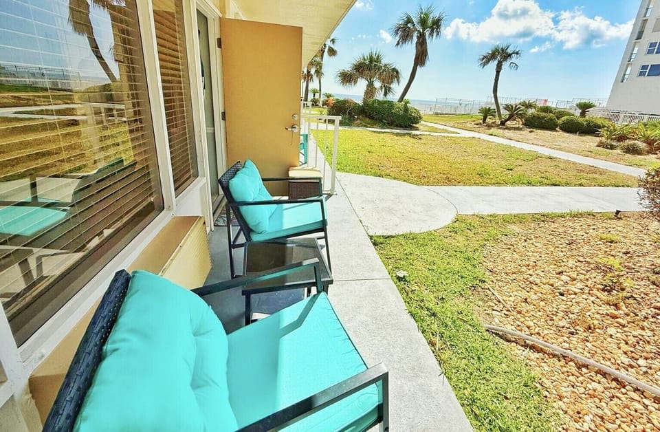 Studio Balcony with direct access to the beach!