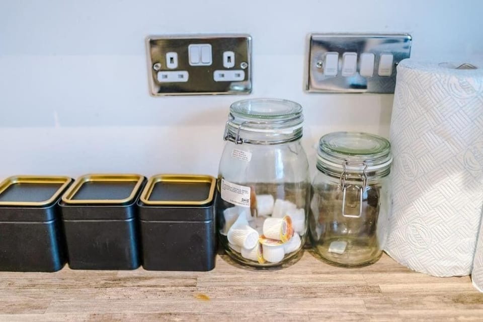 Kitchen tea, sugar cans