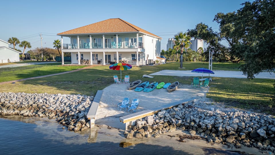 Kayaks, paddle boards, sand volleyball court 