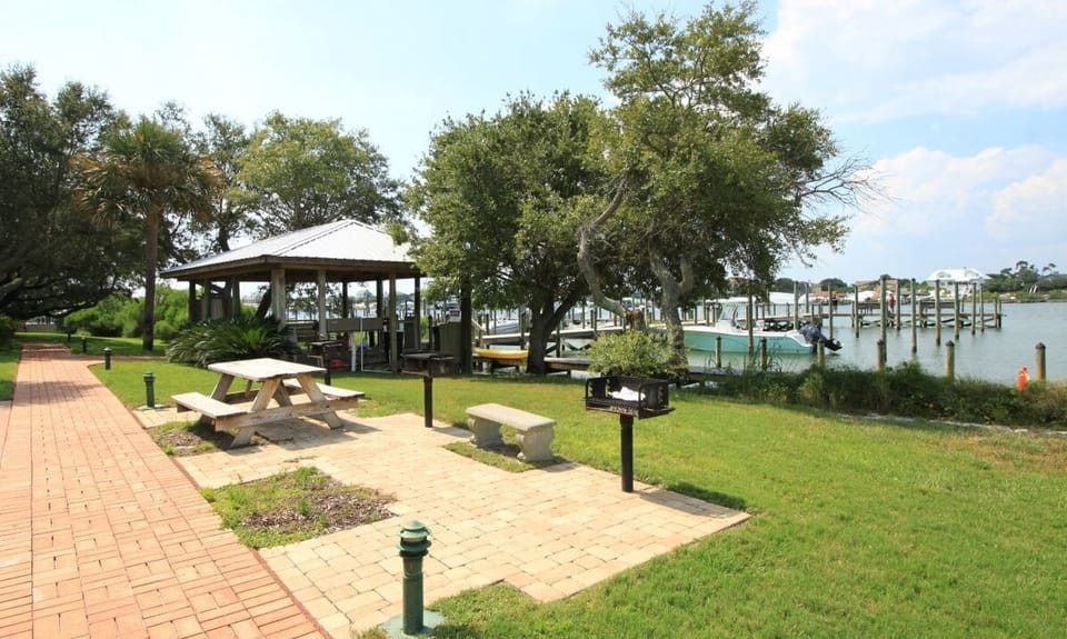 Riverside - grilling area