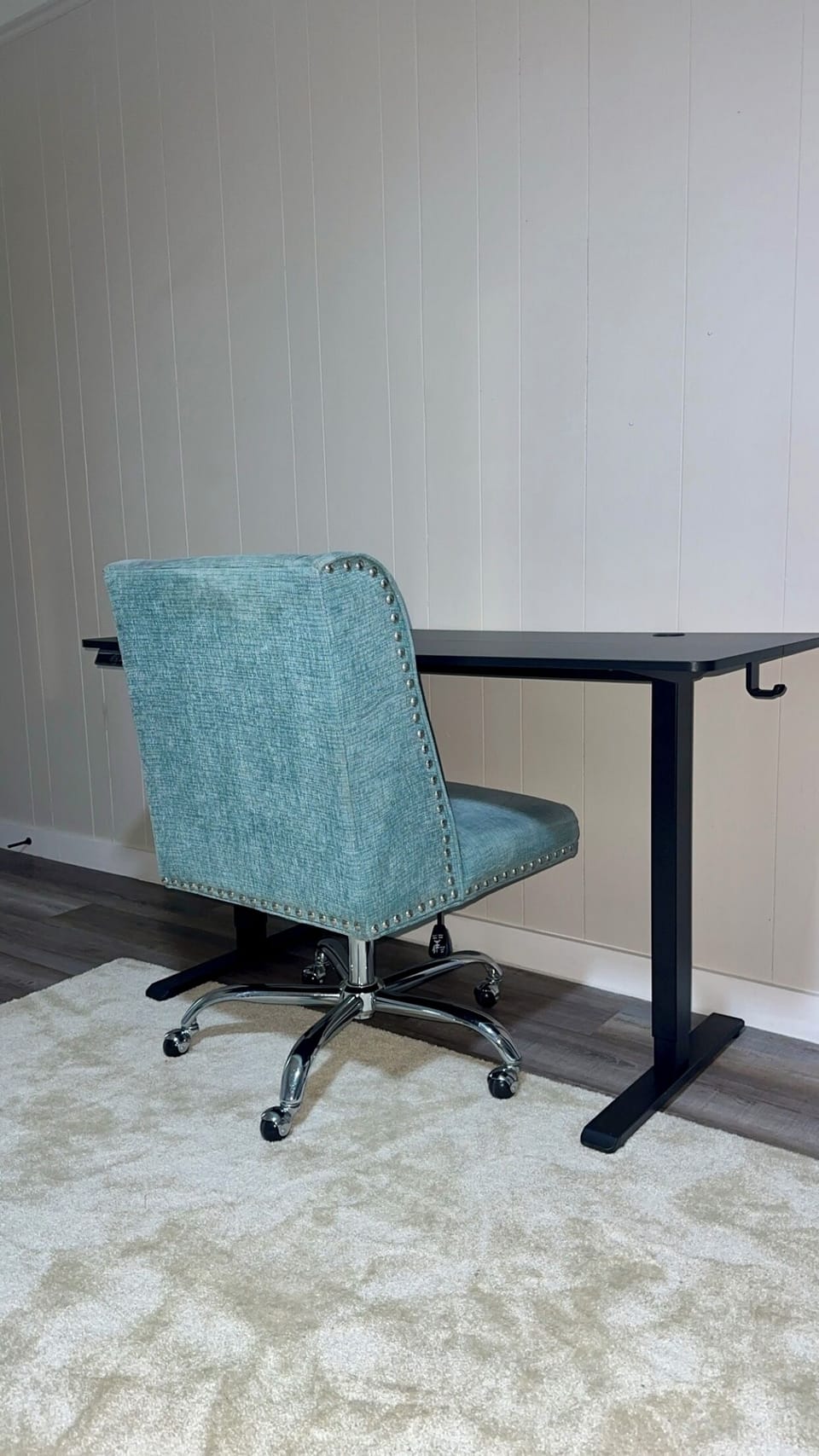 Adjustable desk witha comfortable cushioned chair