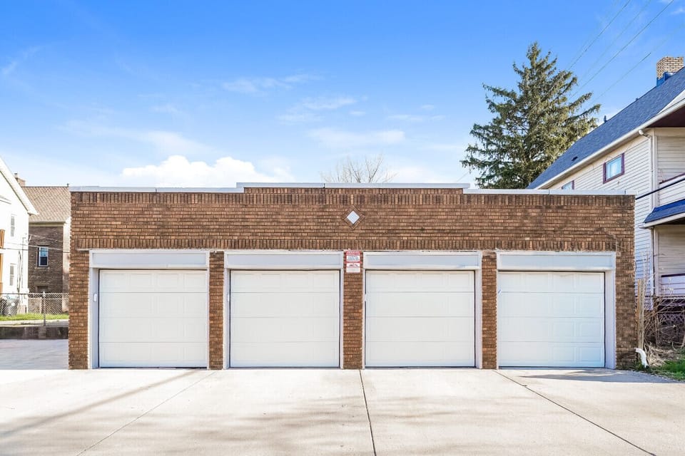 OFFSTREET PARKING AREA/NO GARAGE PARKING