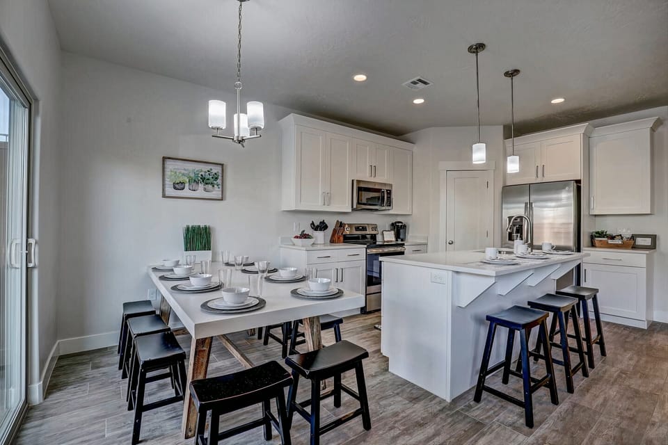 6 seat table plus 3 seat bar perfect for family meals.