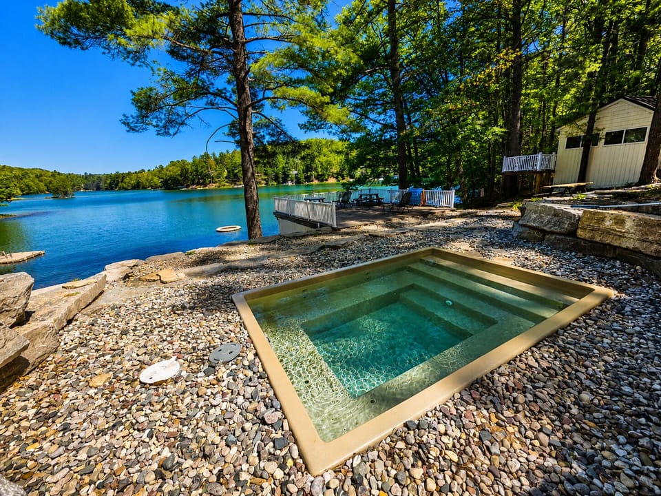 Shared Hot Tub: Available from 9am-9pm