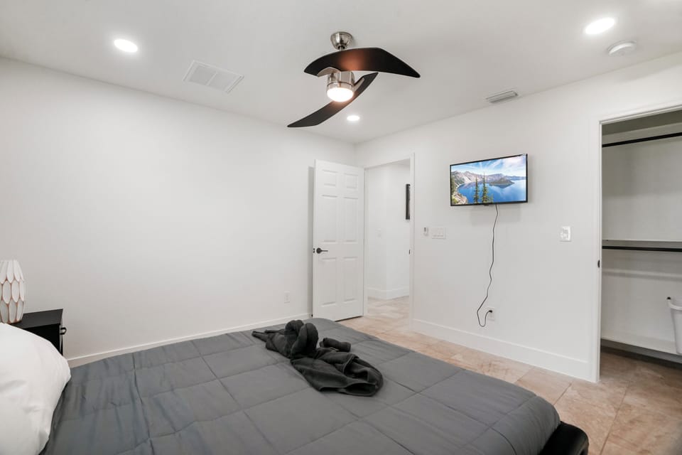 Bedroom #4 with queen size bed