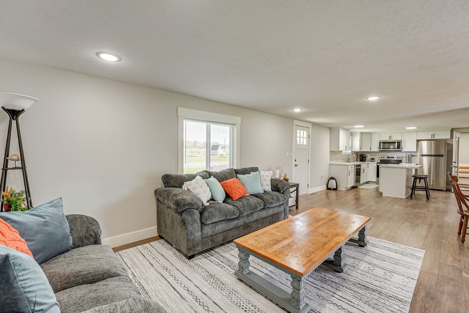 Living Room | Central A/C & Heat | Free WiFi | Smart TV