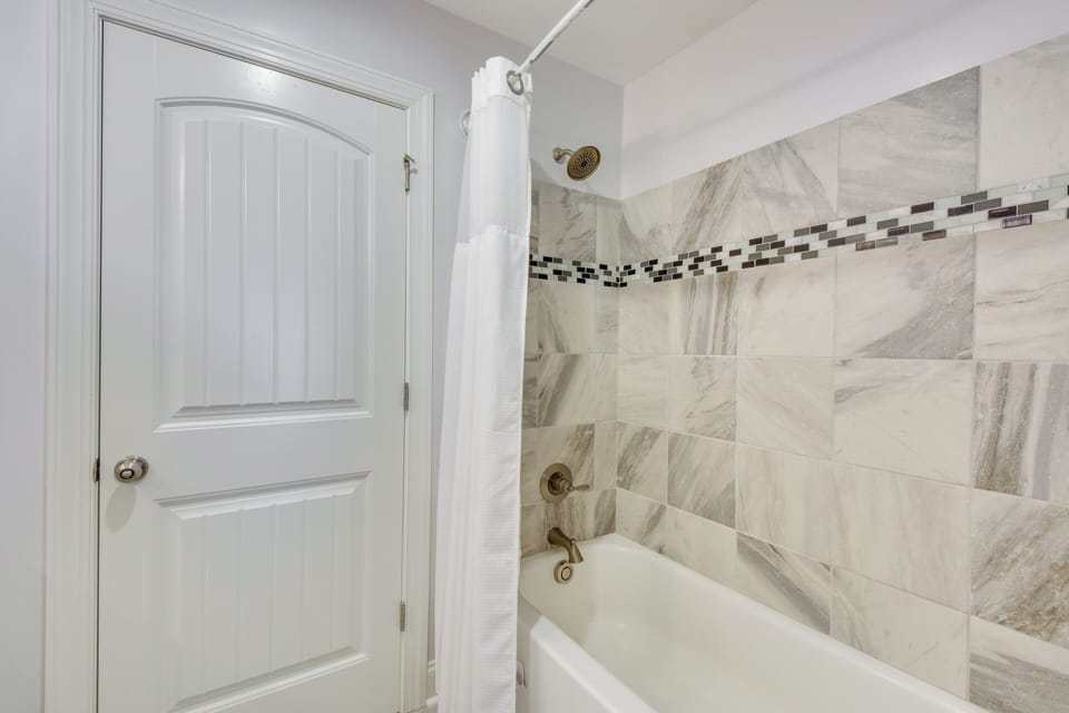 En-Suite Bathroom | Towels Provided | Complimentary Toiletries | Hair Dryer