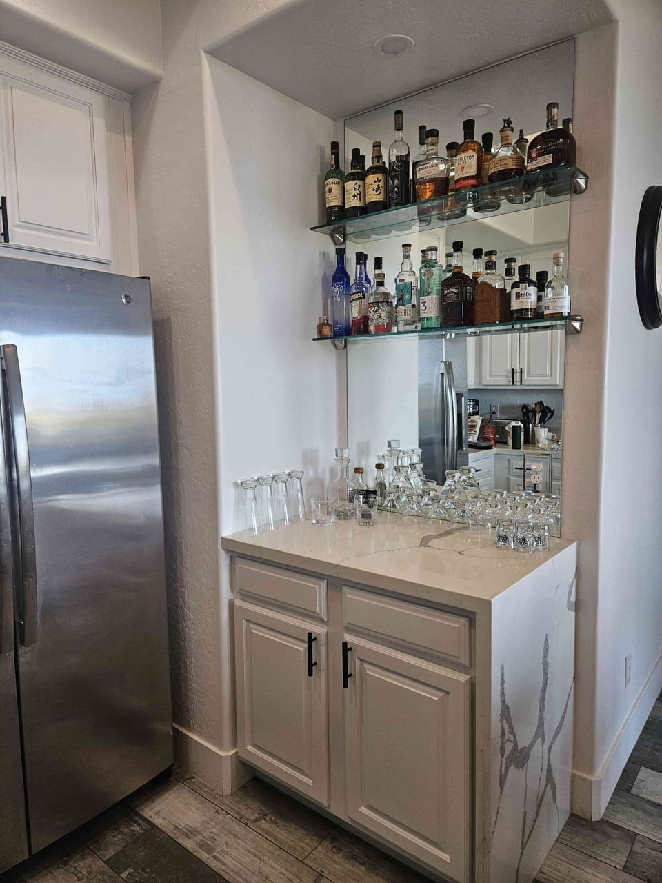 Wet bar (alcohol not included)