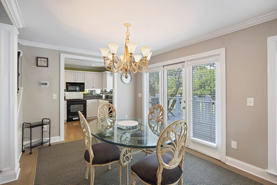 Dining table for 4 guests