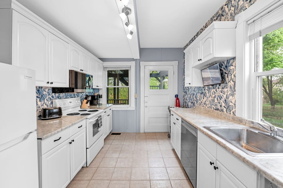 Fully stocked kitchen with all the glassware and kitchen tools you'll need!