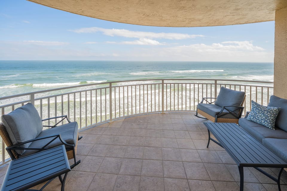 8th floor Balcony, direct ocean view, comfortable, movable furniture
