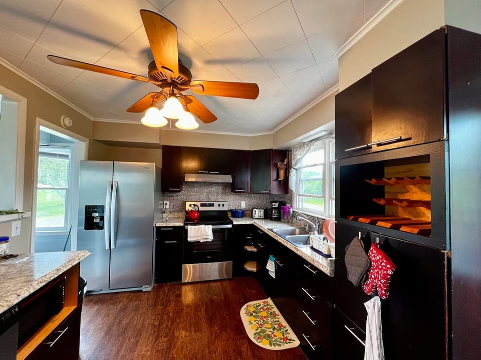 Full kitchen