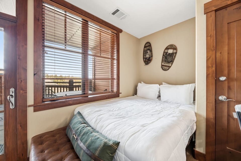 King Bed with Balcony-View Window & Mountain Light
