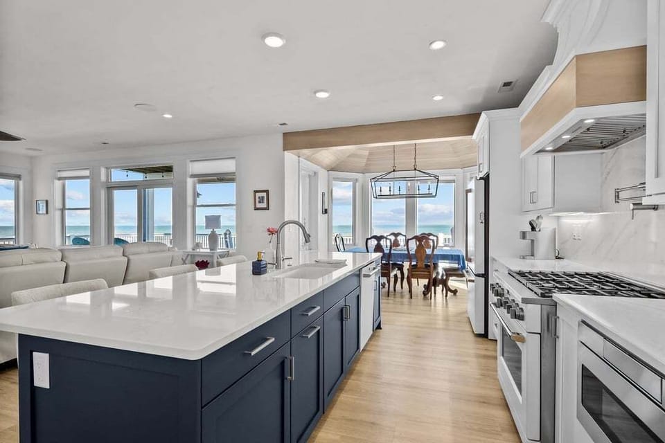 Mid-Level Kitchen with Bar (seats 4)