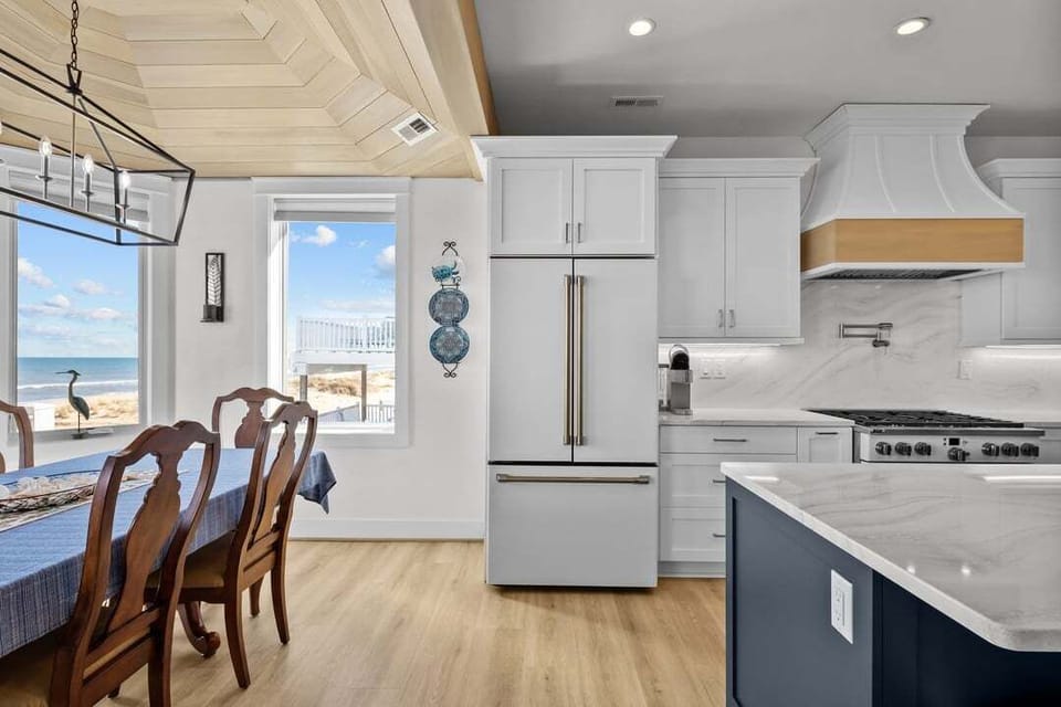 Mid-Level Kitchen with Bar (seats 4)
