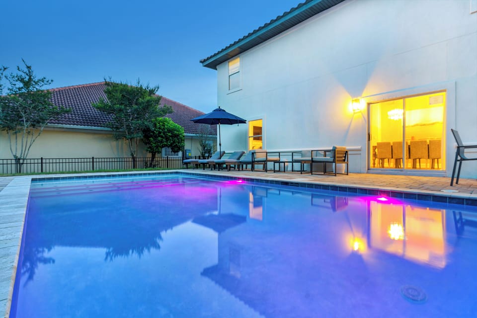 Dive into the pool and unwind in the spa! Access it through the sliding door from the dining area, and enjoy outdoor seating, an 8-seater table, and sun loungers! | White Sands, Paradise Isles, Destin | Voyax Luxury Vacation Rentals