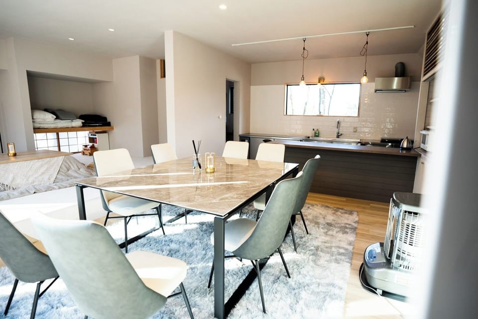 This is the view of the living and dining room. The dining table can accommodate a large group of people. Children can run around the table, and if you come with friends, you can have lively conversations with friends preparing meals in the kitchen. This is the living and dining room that 8Lantern is proud of.