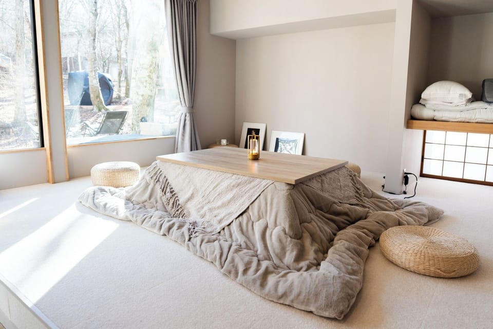 Relax in the kotatsu during the winter. For groups of 7 or more, you can lay out your futon here and sleep.
