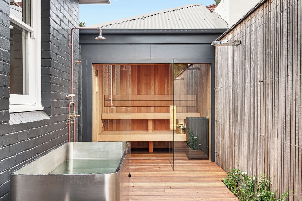 Dry sauna and cold plunge bath