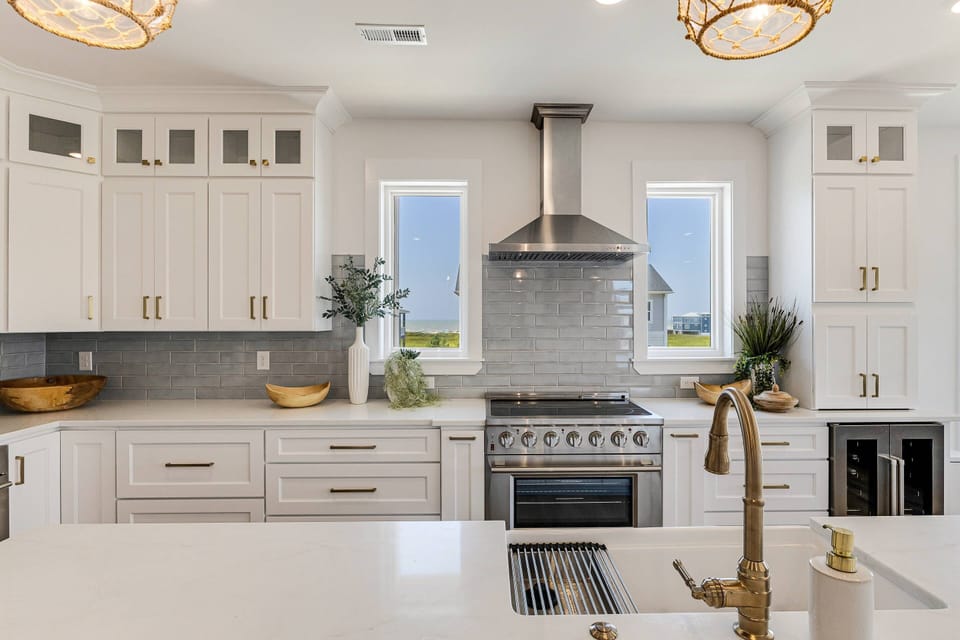 36" professional stove & oven. With this much space, all the cooks can be in the kitchen.