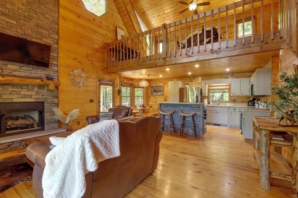 Living Room | Free WiFi | Smart TV | Fireplace | 1st Floor