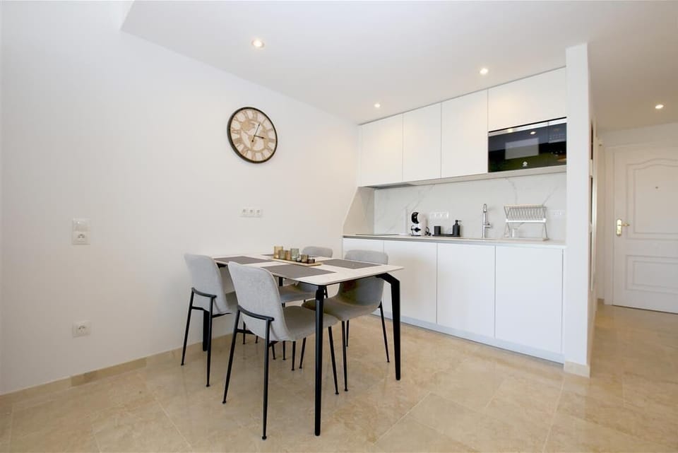 Dining area for four guests next to the open kitchen