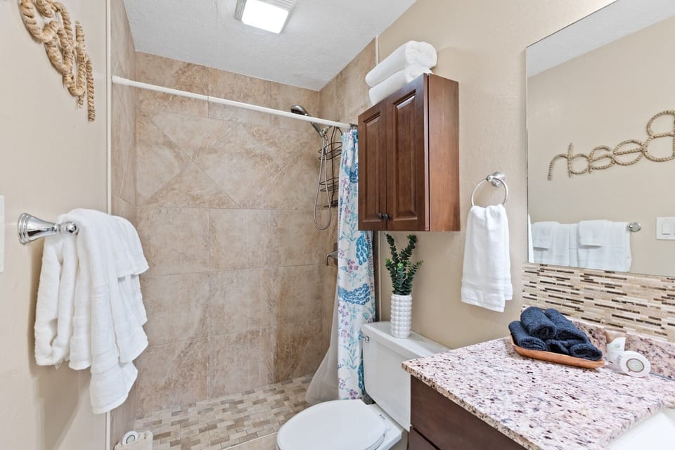 Clean and bright bathroom with fresh towels for your convenience.