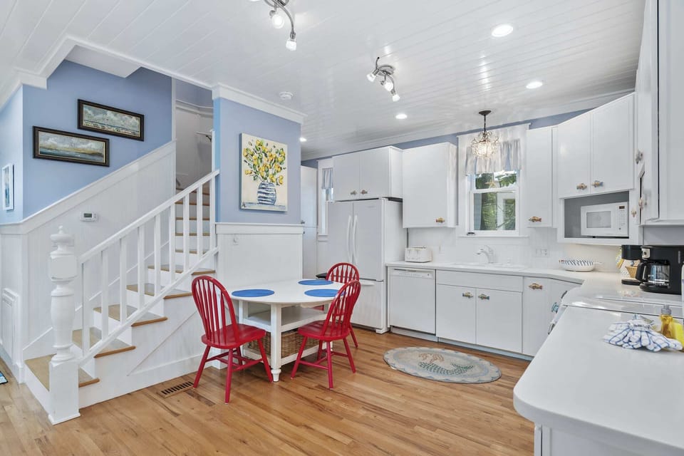 MAIN HOME OPEN CENTRAL KITCHEN DOWN, DINING FOR 4