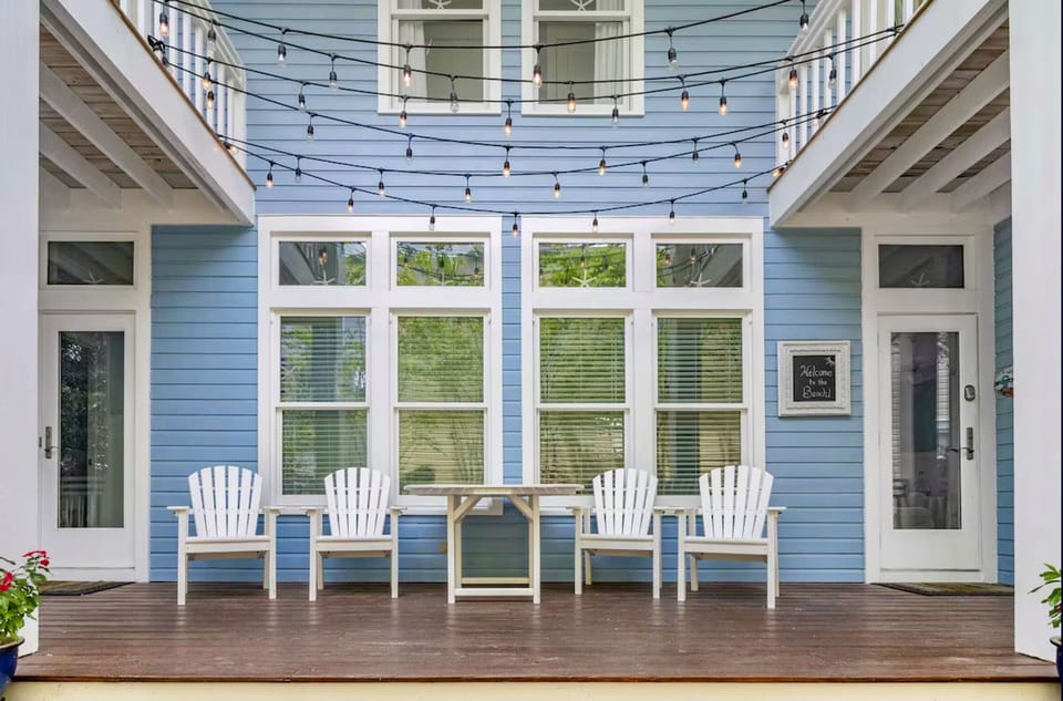 AMAZING PORCHES BOTH UP AND DOWN