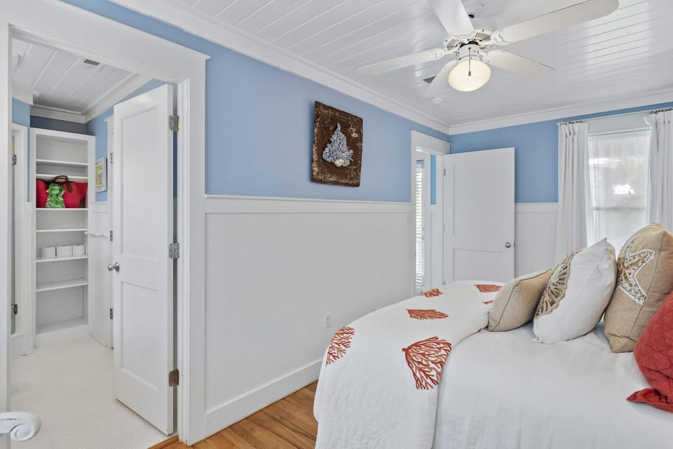 QUEEN VIEW TO SHARED BATHROOM