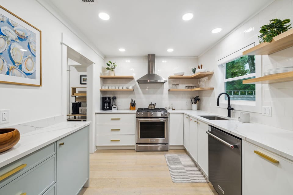 Expansive Kitchen with Stainless Steel Appliances!