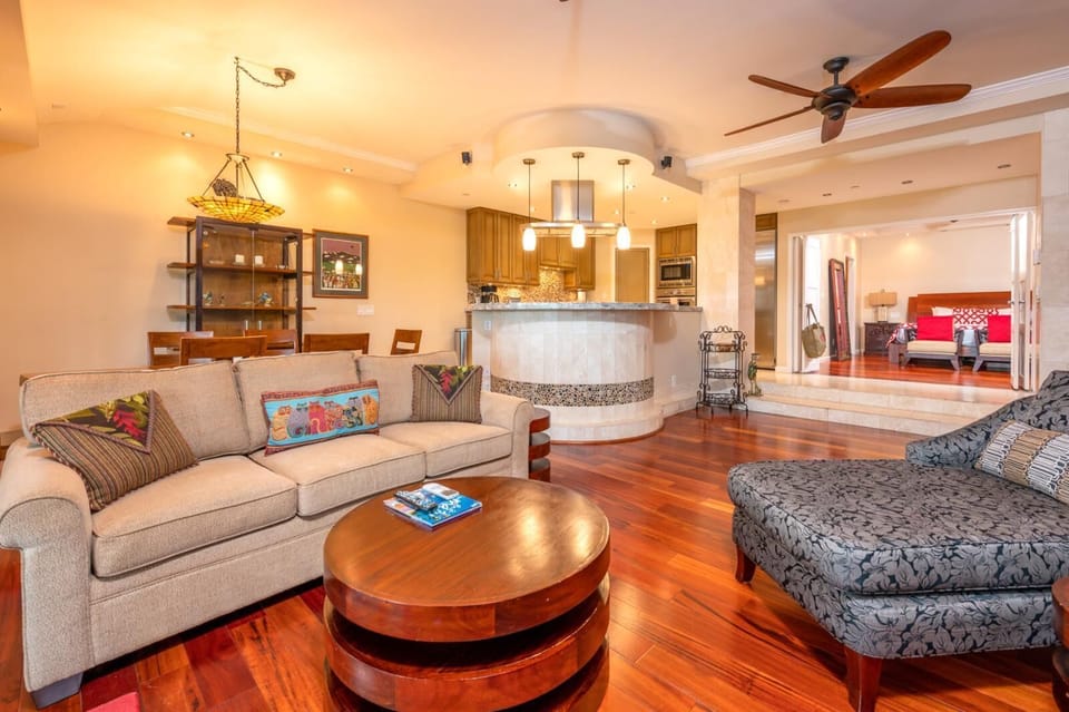 Tropical elegance meets rustic warmth in a living room designed for barefoot comfort     KGV-14P6