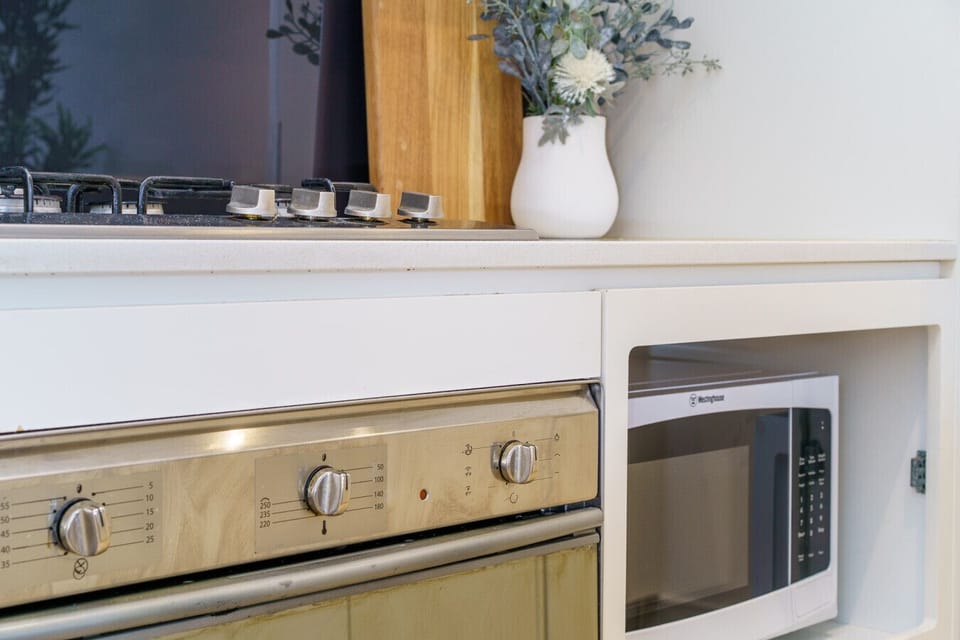 Feel at home in this bright and welcoming kitchen. The perfect space for cooking, snacking, or simply relaxing.