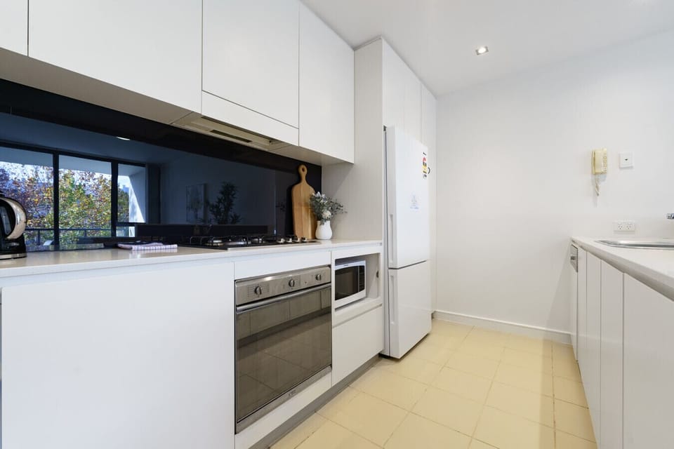 Feel at home in this bright and welcoming kitchen. The perfect space for cooking, snacking, or simply relaxing.