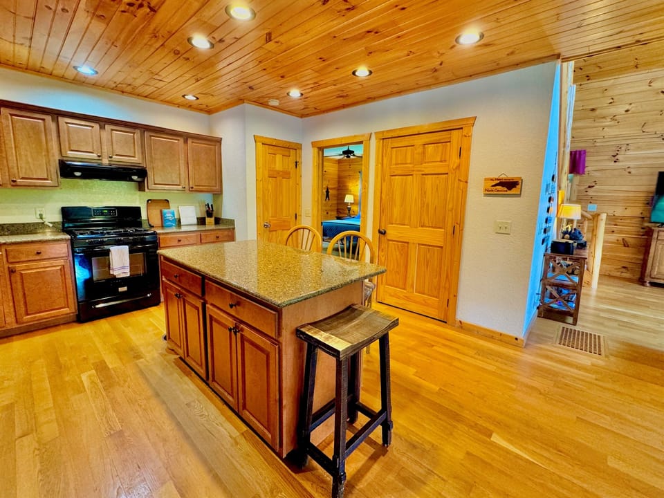 Tranquility Cabin Kitchen: Bright and airy space with modern appliances, fully stocked, perfect for culinary adventures!