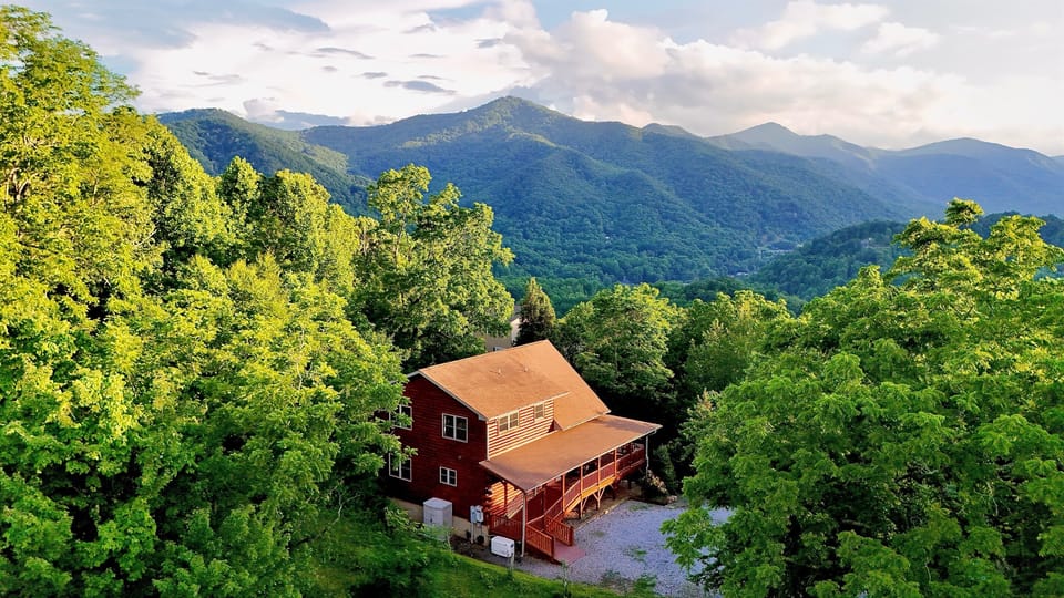 Mountain Retreat: Experience breathtaking views from your expansive wraparound porch!